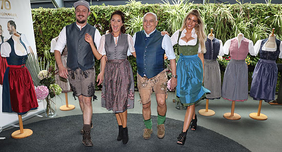 Öko-Dirndl mit "greenline by Angermaier": Gitta Saxx (2.v.l.) stellt weltweit erste nachhaltige Kollektion von Angermaier Trachten vor (©Foto:Martin Schmitz)